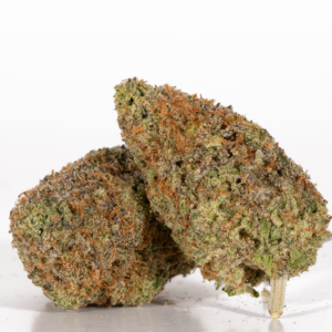 "Nahaufnahme von frischen Strawberry Cough Cannabis-Buds mit lebendigen grünen und orangen Farbtönen und einer frostigen Trichom-Schicht."